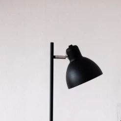 Dyberg Larsen Lampadaires Lampadaire En Métal Noir Mat Et Chrome, H 143,5 Cm D 16 Cm -Lampadaires || Lustres || Guirlandes et décorations lumineuses Soldes lampadaire en metal noir mat et chrome h 143 5 cm d 16 cm 2