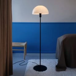 Dyberg Larsen Lampadaires Lampadaire En Verre Opale Et Métal Noir, H 135,5 Cm D 36 Cm -Lampadaires || Lustres || Guirlandes et décorations lumineuses Soldes lampadaire en verre opale et metal noir h 135 5 cm d 36 cm 3