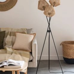 Maisons Du Monde Lampadaires Lampadaire Trépied En Métal Noir Et Abat-jours En Corde Marron H144 -Lampadaires || Lustres || Guirlandes et décorations lumineuses Soldes lampadaire trepied en metal noir et abat jours en corde marron h144 1000 7 8 224237 2